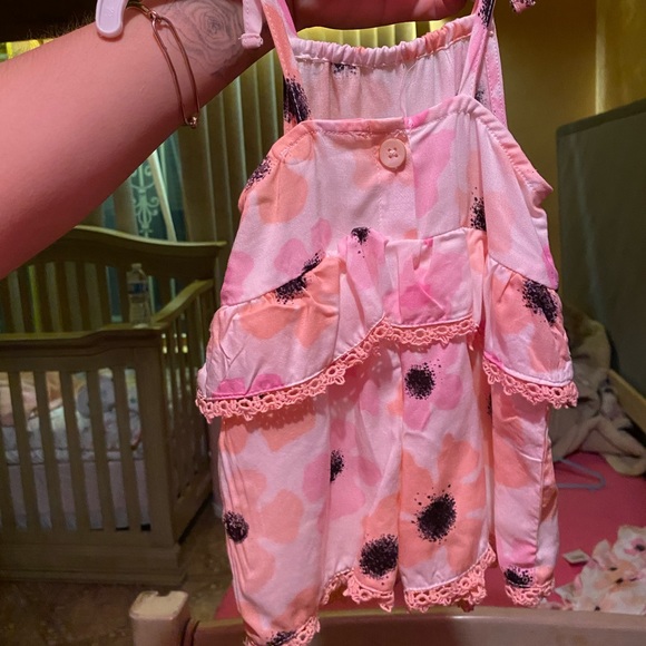 Outfit size 6-9 - Picture 3 of 3